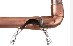 Tuyau présentant une fuite d’eau à Vertou